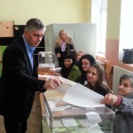 Кандидатът ни за кмет Диан Цонев и семейството му гласуваха